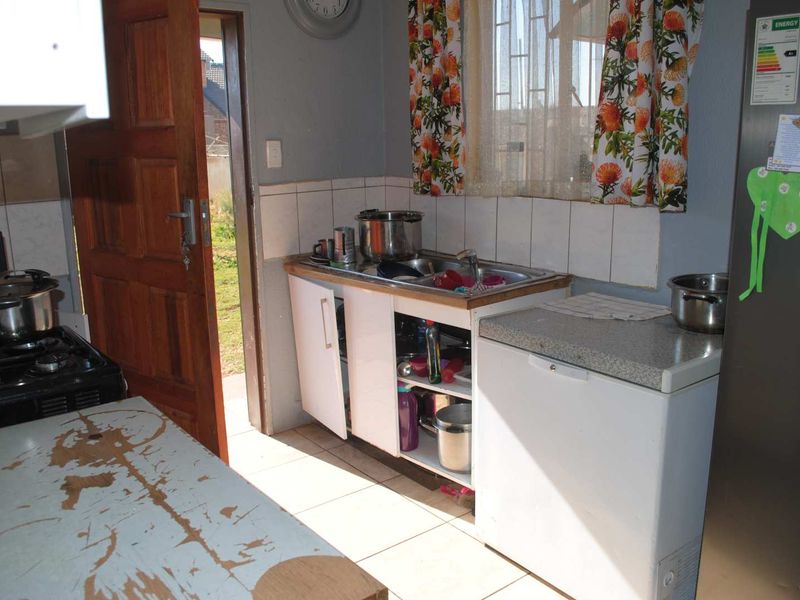 Cozy 3 Bedroom home - Photo 6