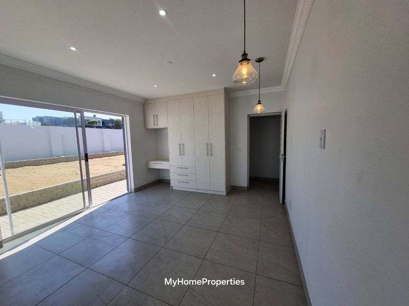 Stunning Newly Built Coastal Home Near Platz Am Meer Mall | Neu gebautes Küstenhaus in der Nähe des Platz Am Meer Einkaufszentrums, Swakopmund, Namibia - Photo 10