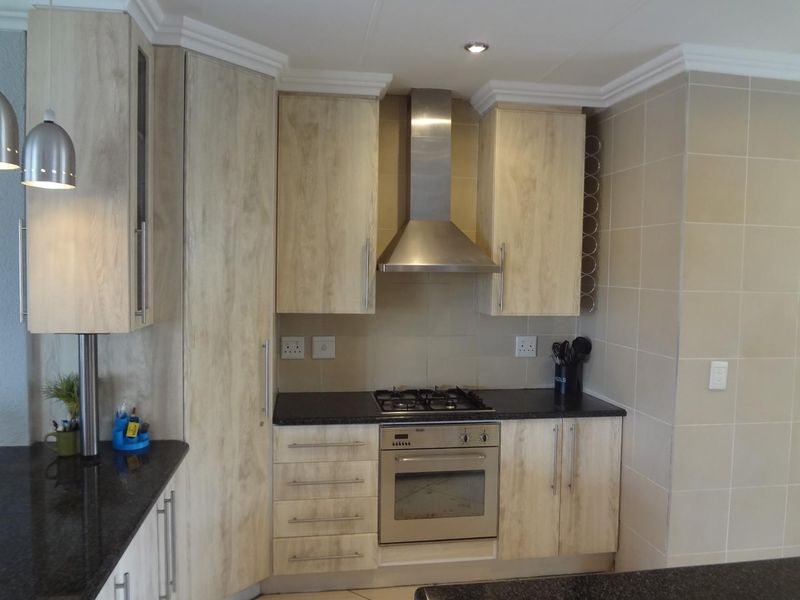 Stylish & Secure Spacious 3 Bedroom Townhouse - Photo 9