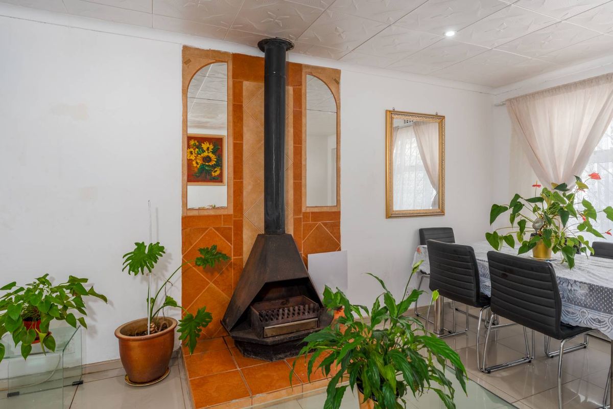 Warmth, Style, and Effortless Entertaining in the Heart of Strandfontein. - Photo 4