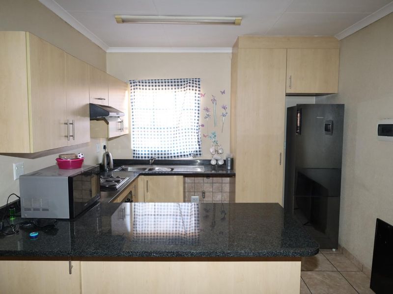 Two bedroom apartment in Germiston - Photo 5