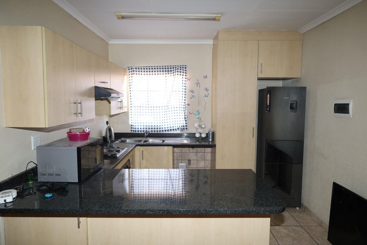 Two bedroom apartment in Germiston - Photo 5