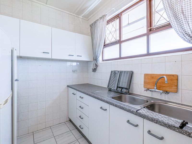 Studio/ bachelor apartment with stunning sea views. - Photo 8