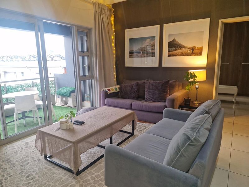 Top floor immaculate 2 Bedroom Apartment - Photo 2