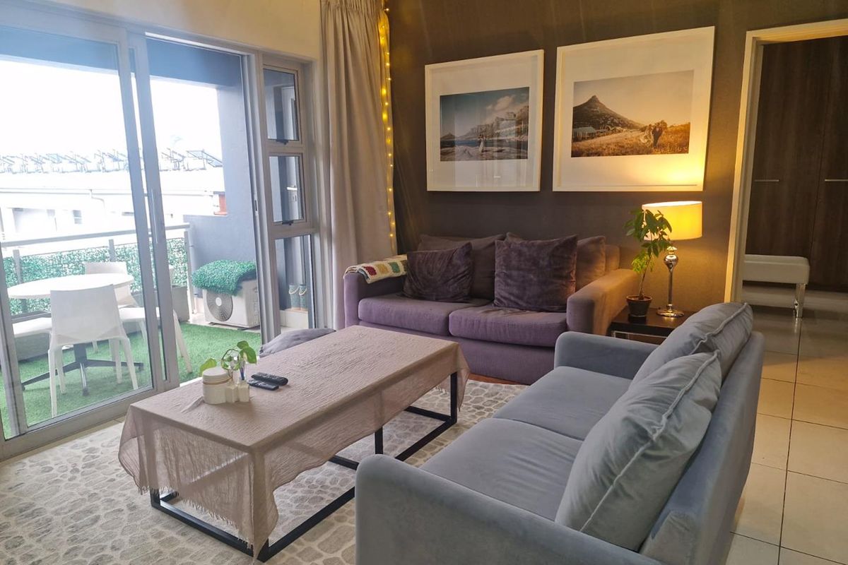 Top floor immaculate 2 Bedroom Apartment - Photo 2