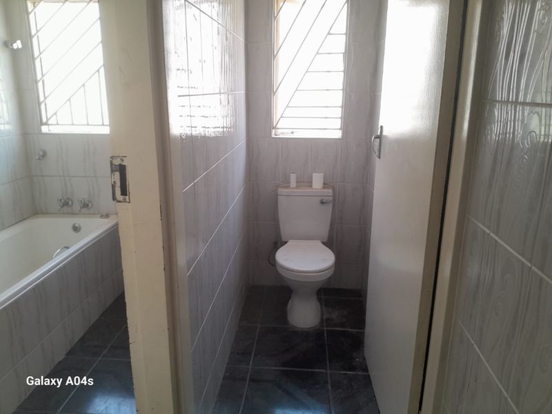 3Bedroom and 2 Bathrooms secure Family home - Photo 6