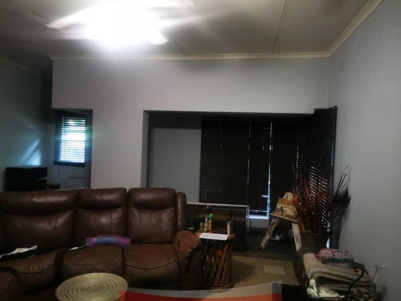 Charming Family Home wiht Excellent Entertainment Features - FOR SALE in Tsumeb - Photo 10
