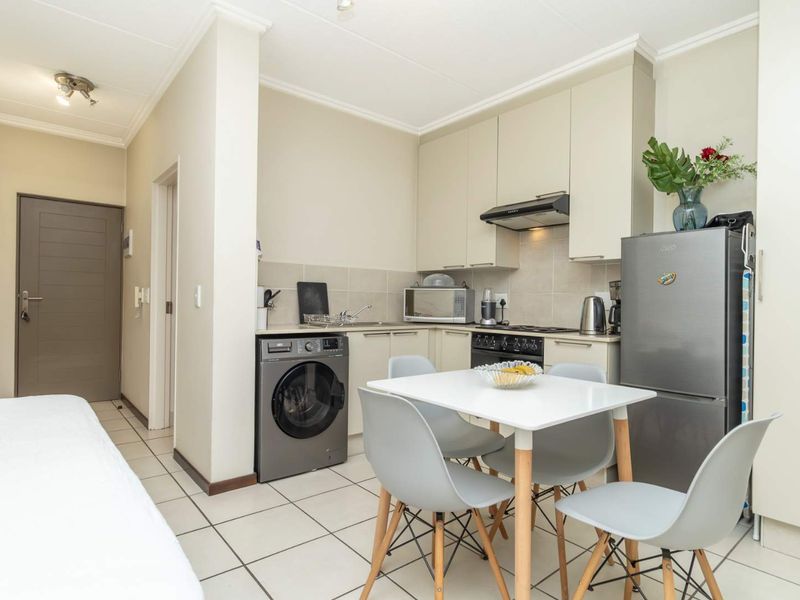Stylish Studio Close to Shops, Dining and Entertainment - Photo 2