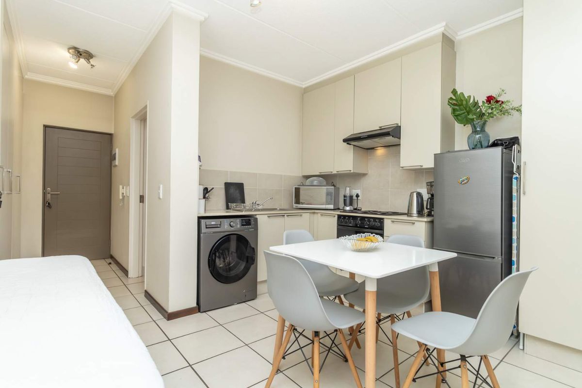 Stylish Studio Close to Shops, Dining and Entertainment - Photo 2