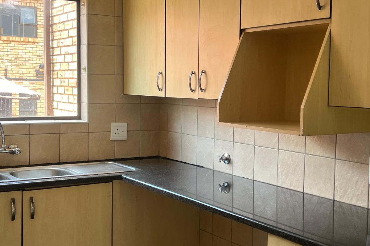 This lock up and go duplex unit is up for grabs in a lovely quiet security complex and facebrick as well. - Photo 2