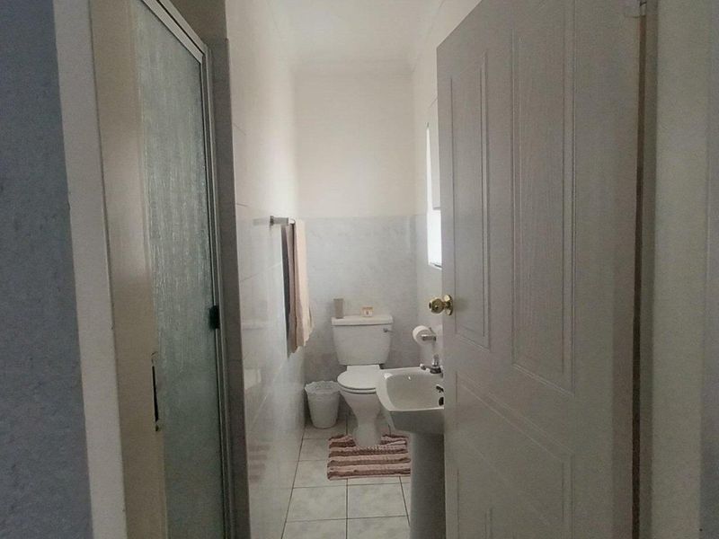 secure and neat top floor townhouse - Photo 8