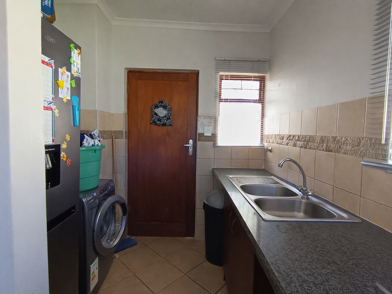 Modern Bayswater Townhouse in Estate : Comfort & Space Await - Photo 2