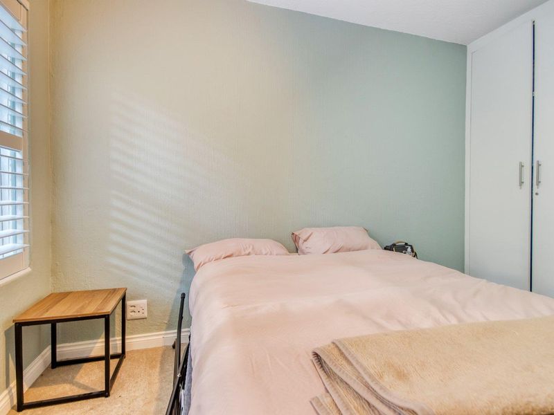 Unfurnished spacious garden unit in secure complex - Photo 7