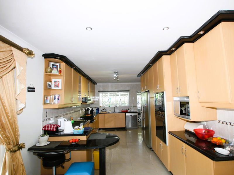 Beautiful Home Cowies Estate - Photo 5