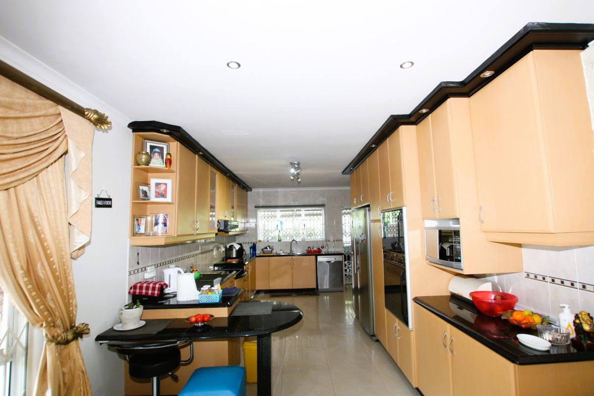 Beautiful Home Cowies Estate - Photo 5