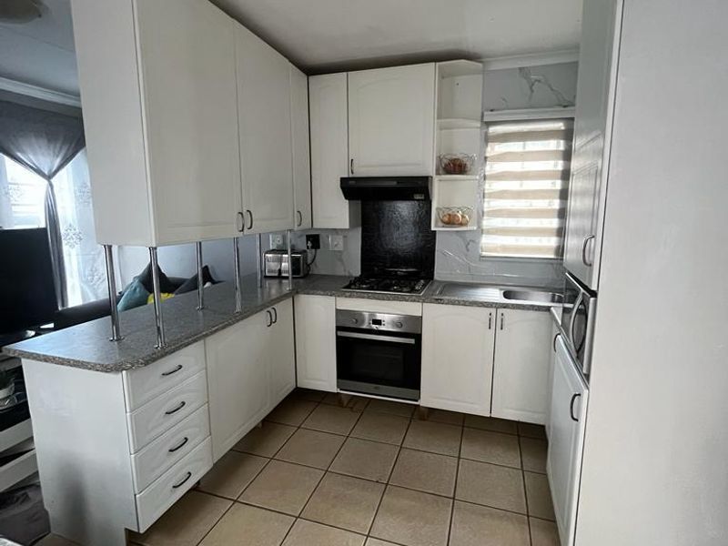 Property in South Hils - Photo 1