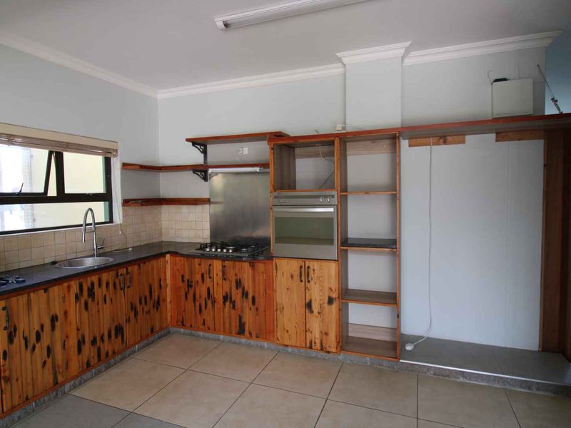 Partially double storey home in good neighbourhood. - Photo 2