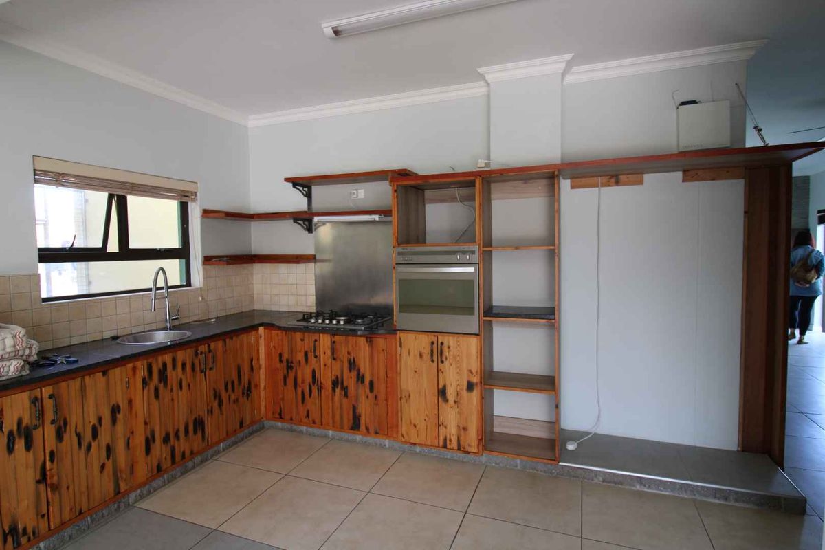 Partially double storey home in good neighbourhood. - Photo 2