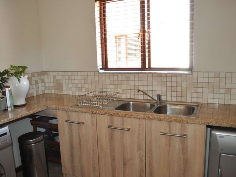 UPMARKET HOME FOR SALE IN SECURITY COMPLEX IS PRETORIA EAST - Photo 5