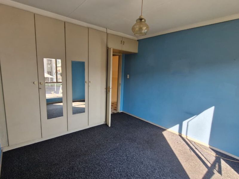 Unlock the Potential! Affordable 2-Bedroom Townhouse Ready for Your Personal Touch in Oakdene! - Photo 8