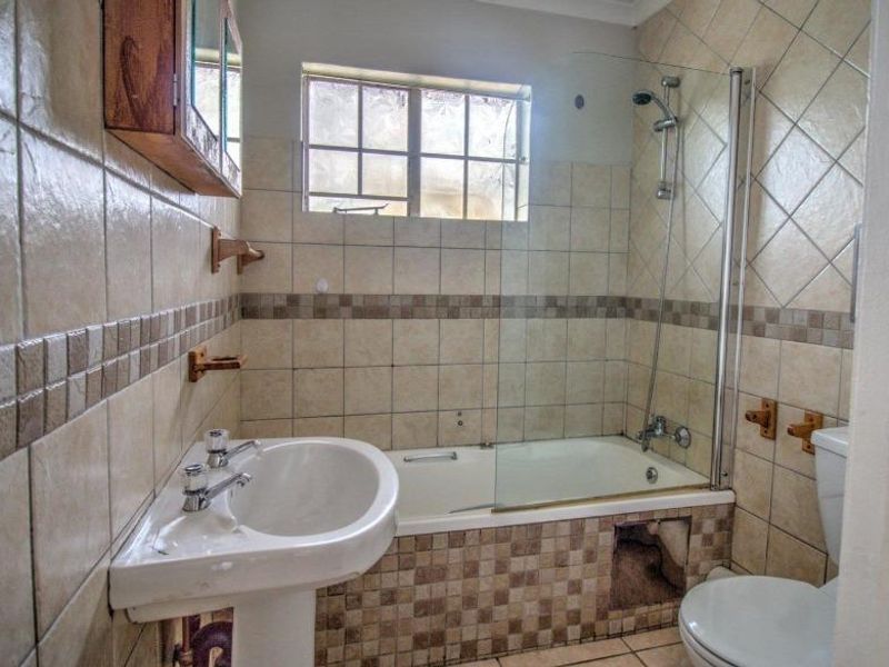 Stunning Double Story Townhouse - Photo 6