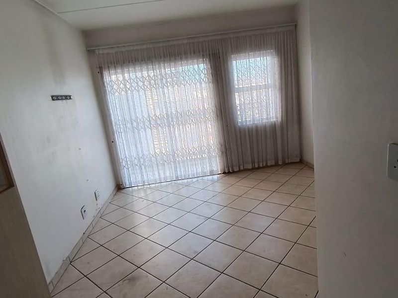 2 Bedroom Flat for sale in Woodhurst - Photo 4