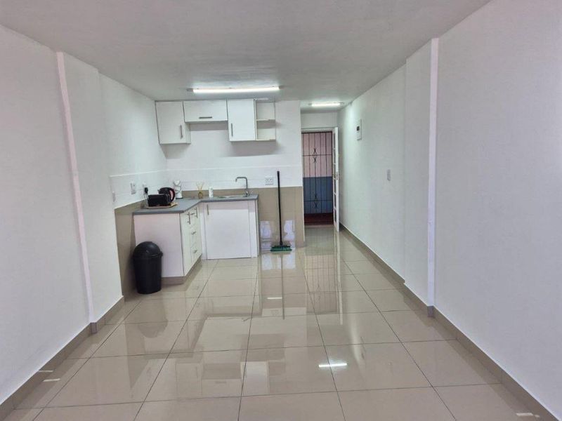 Bachelor flat for sale with harbour views. Ideal investment property that is situated in South Beach. - Photo 3