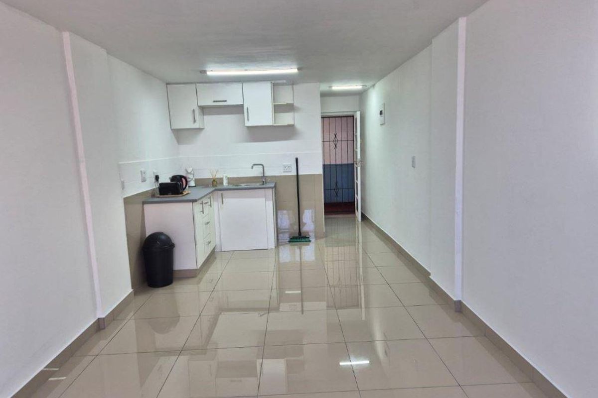Bachelor flat for sale with harbour views. Ideal investment property that is situated in South Beach. - Photo 3