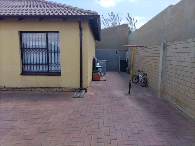 Beautiful home in a gated community - Photo 6