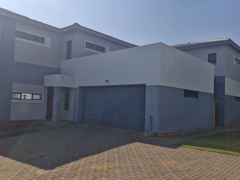 Modern 3-Bedroom Family Home with a Double Garage in Thatchfield Ridge - Photo 2