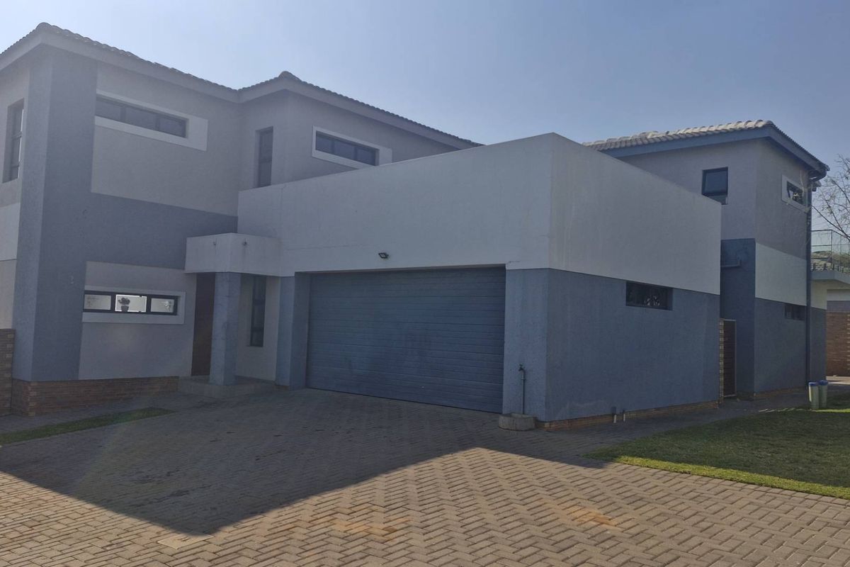 Modern 3-Bedroom Family Home with a Double Garage in Thatchfield Ridge - Photo 2