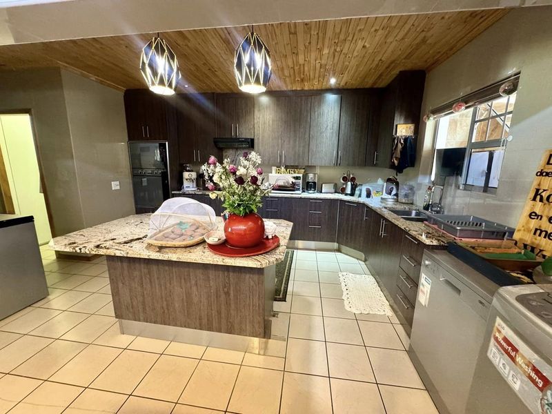 4 Bedroom House For Sale in Elisenheim - Photo 5