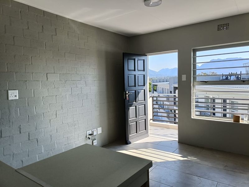 Modern North-Facing 1-Bedroom Apartment with Secure Parking - Photo 3