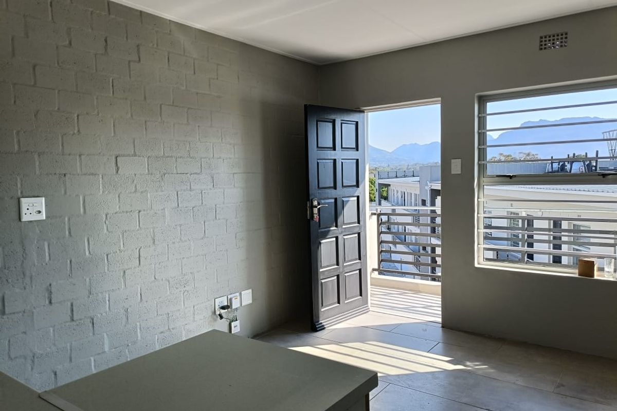 Modern North-Facing 1-Bedroom Apartment with Secure Parking - Photo 3