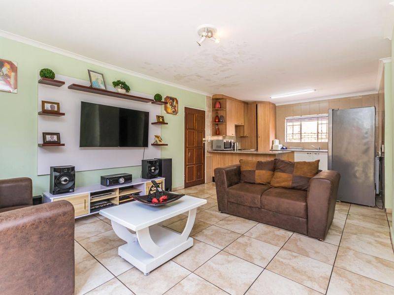 Dream Big - 5-bedroom duplex awaits in a secure complex in Willowbrook - Photo 3