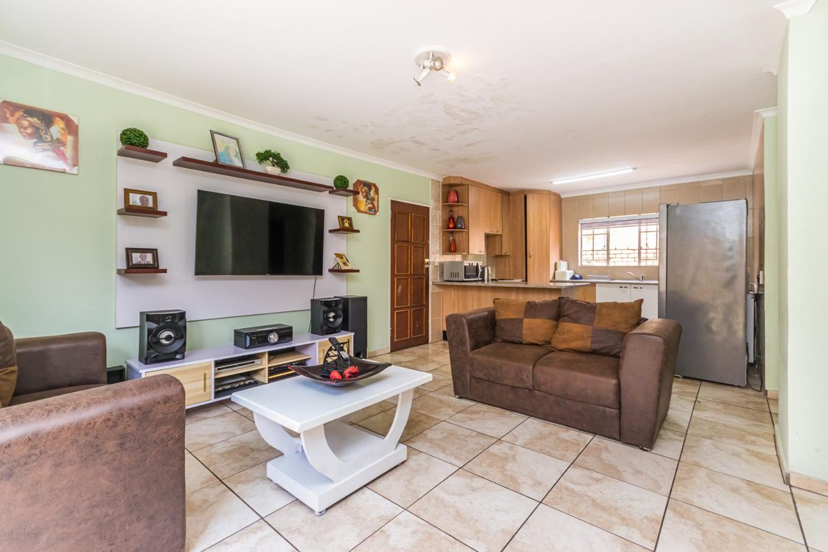 Dream Big - 5-bedroom duplex awaits in a secure complex in Willowbrook - Photo 3