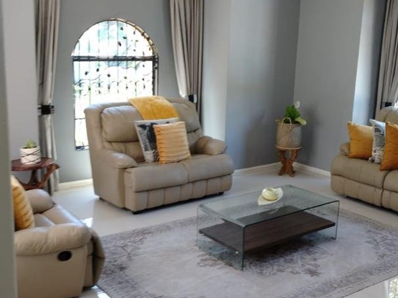 A Home of Distinction, Designed to Impress - Photo 7