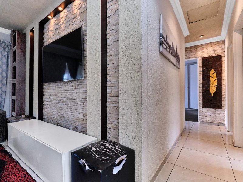 Charming and Spacious 3-Bedroom Upstairs Unit in The Willows Estate - Photo 4