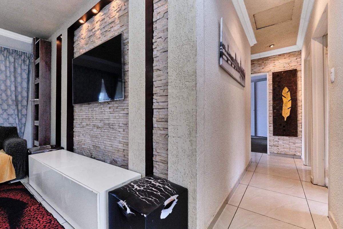 Charming and Spacious 3-Bedroom Upstairs Unit in The Willows Estate - Photo 4