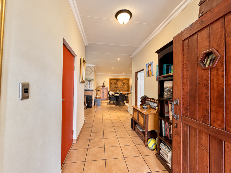 LOOK AGAIN — IMMACULATE FAMILY HOME IN SOUGHT-AFTER AERORAND - Photo 3