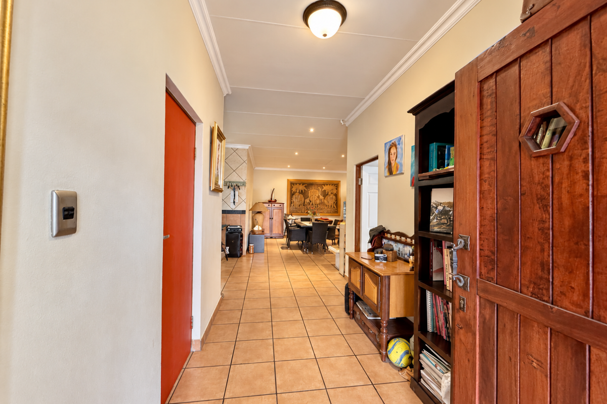 LOOK AGAIN — IMMACULATE FAMILY HOME IN SOUGHT-AFTER AERORAND - Photo 3
