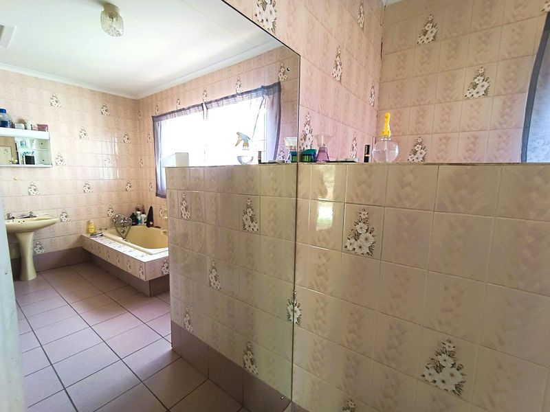 Space, Comfort & Bonus Flat — Close to UFS - Photo 9