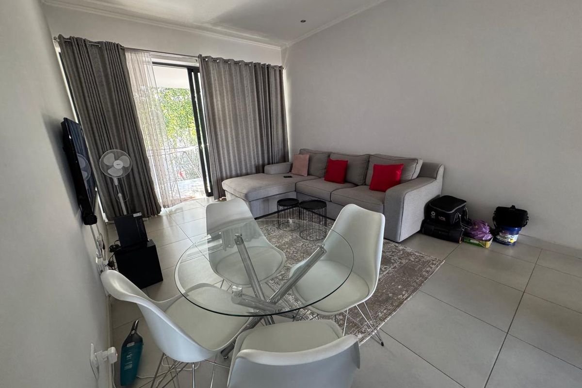 Modern 2-Bedroom, 2-Bathroom Apartment in Poplar Estate - Photo 3