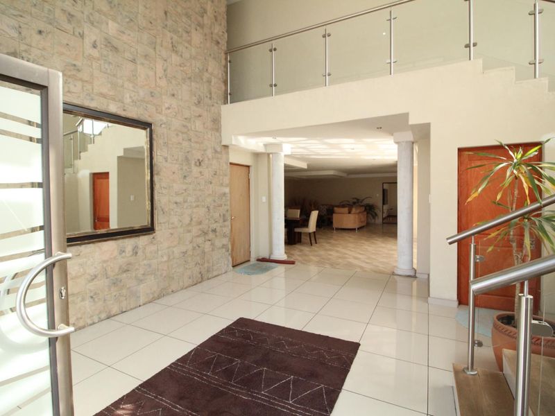 4 Bedroom - so much potential - Photo 3