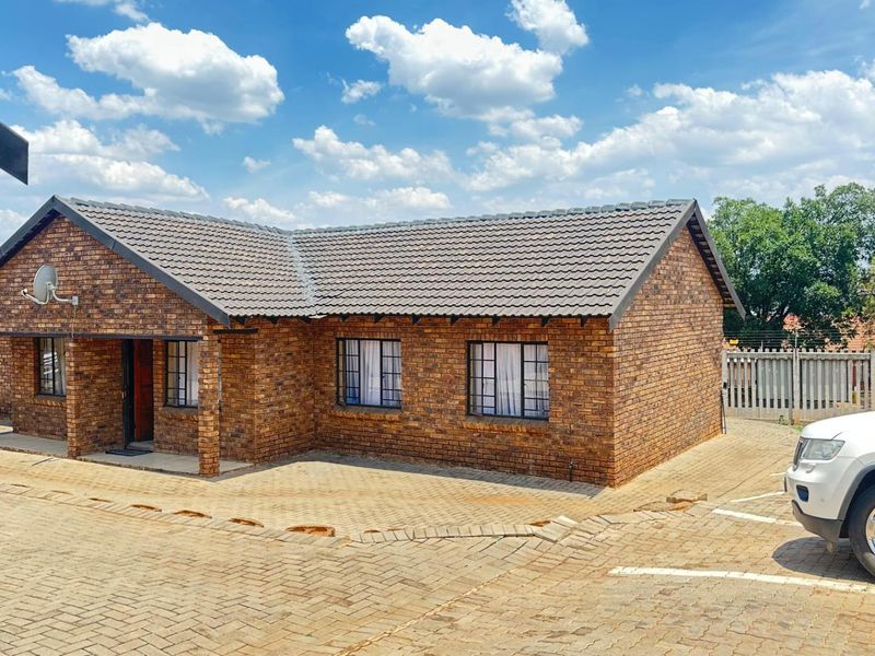 Charming 2-Bedroom Home - Photo 2