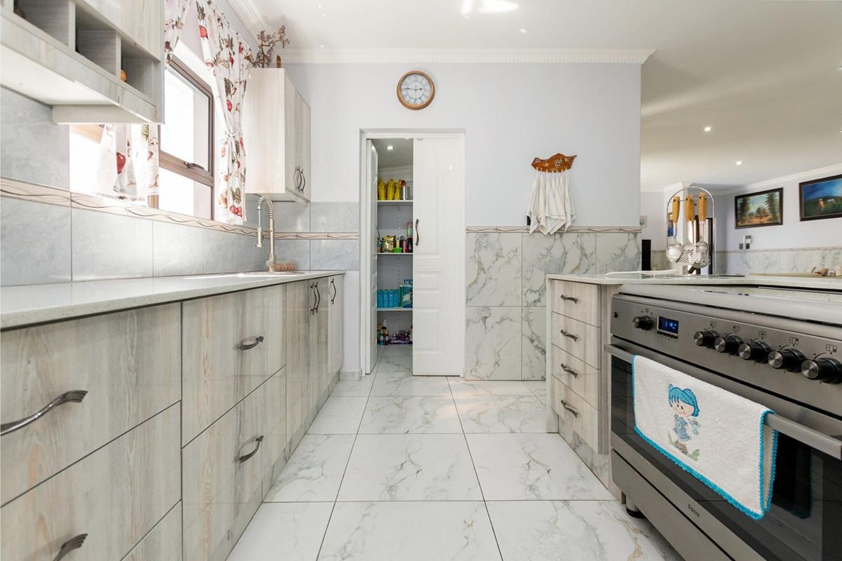 3 Bedroom House with Self-contained Flatlet - Photo 5