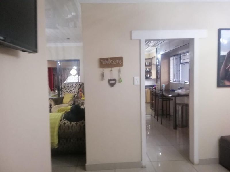 Spacious Family home with Flat for Sale - Photo 10