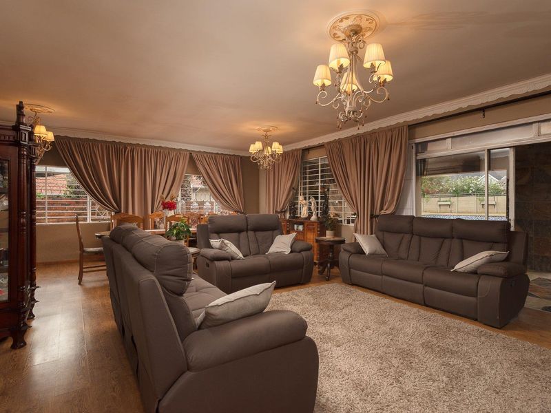 Modern 4 Bedroom Family Home For Sale in Brackenhurst. - Photo 5