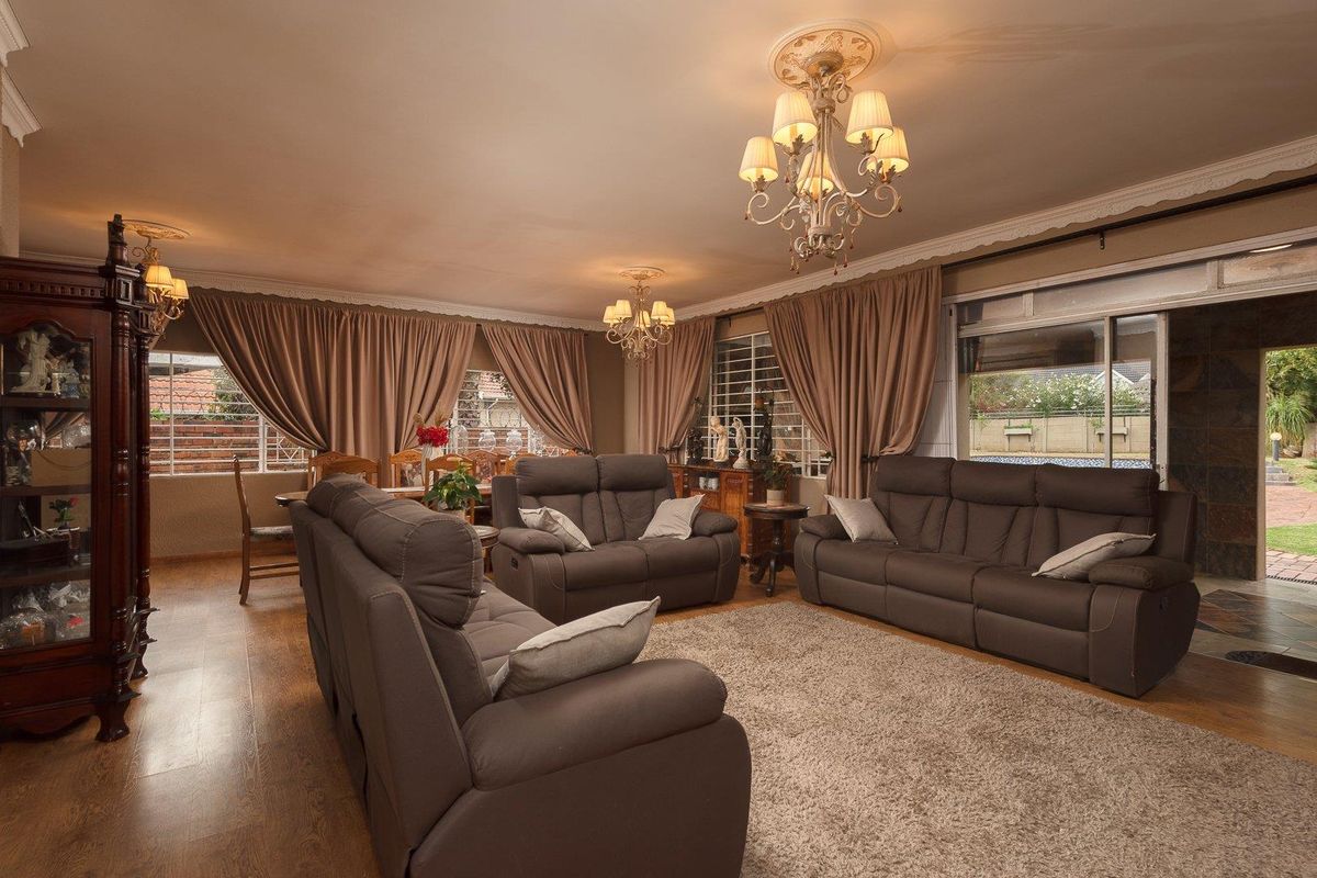 Modern 4 Bedroom Family Home For Sale in Brackenhurst. - Photo 5