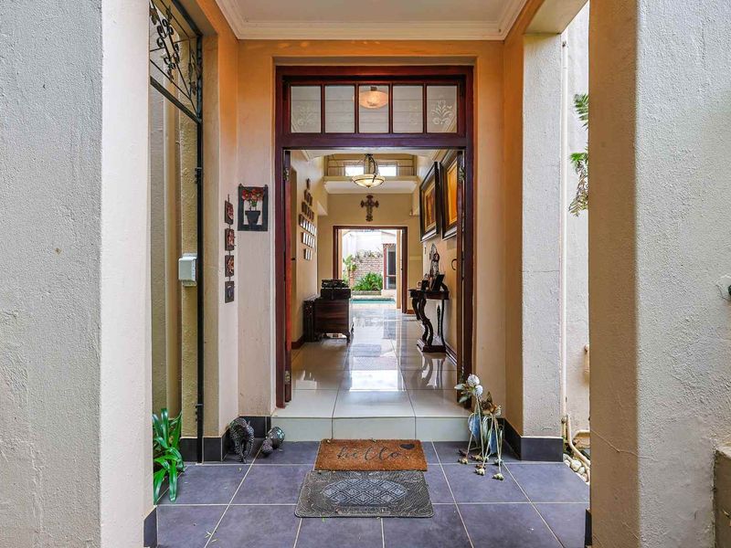 Elegant Family Living with Exceptional Entertaining Appeal in Constantia Glen - Photo 7